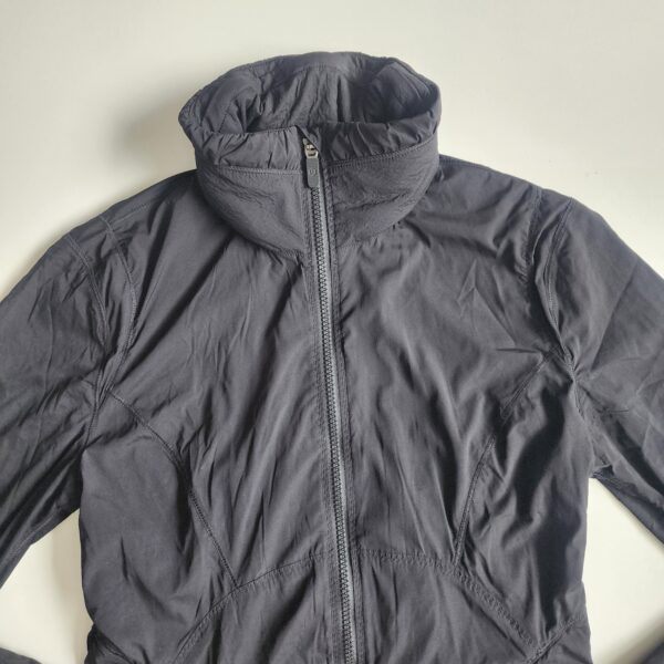 Chumpa rompevientos Lululemon - Imagen 2