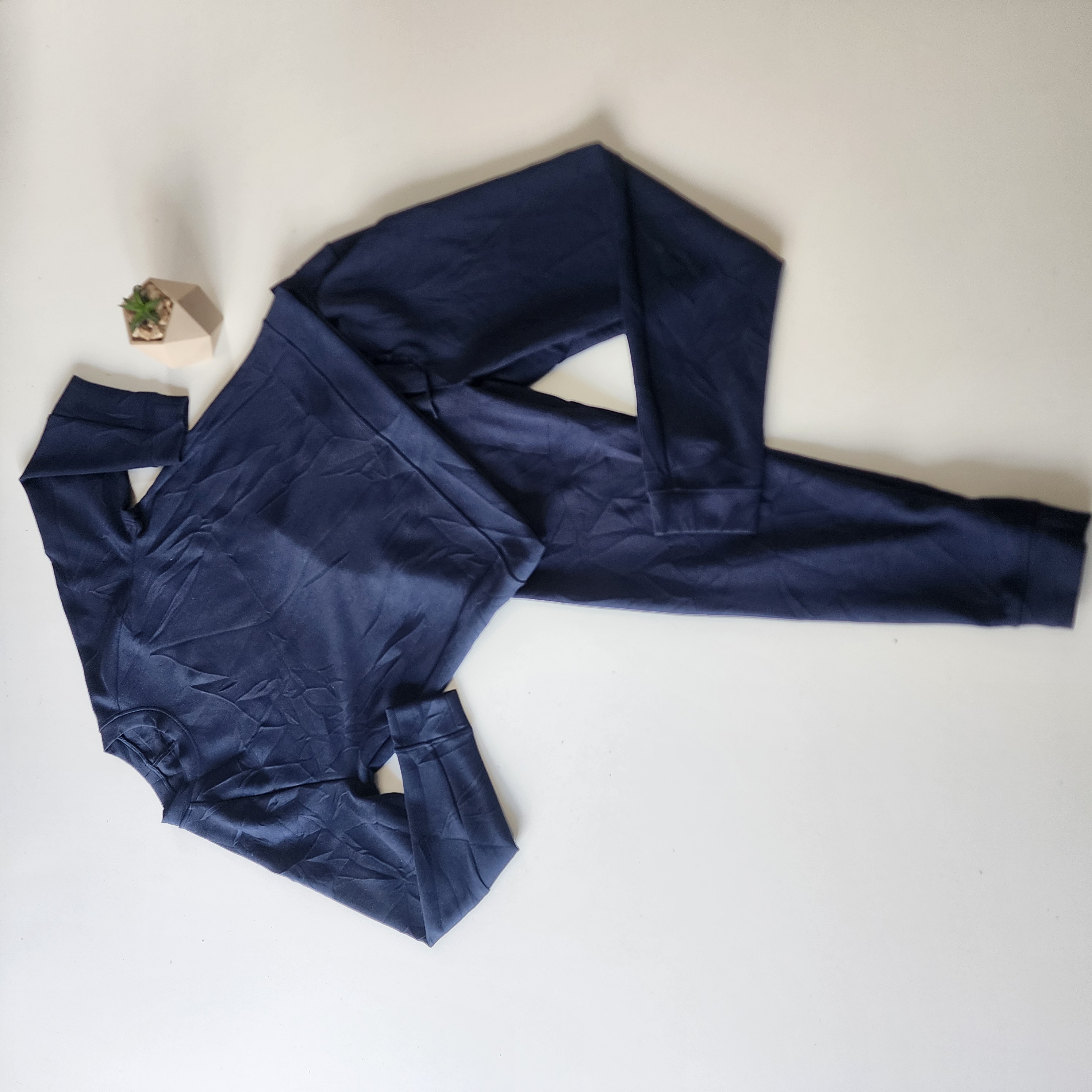 Blusa azul marino sobre fondo claro