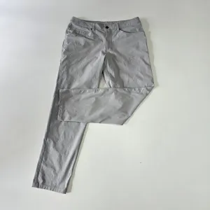Pantalón Lululemon gris claro talla 34 para caballero