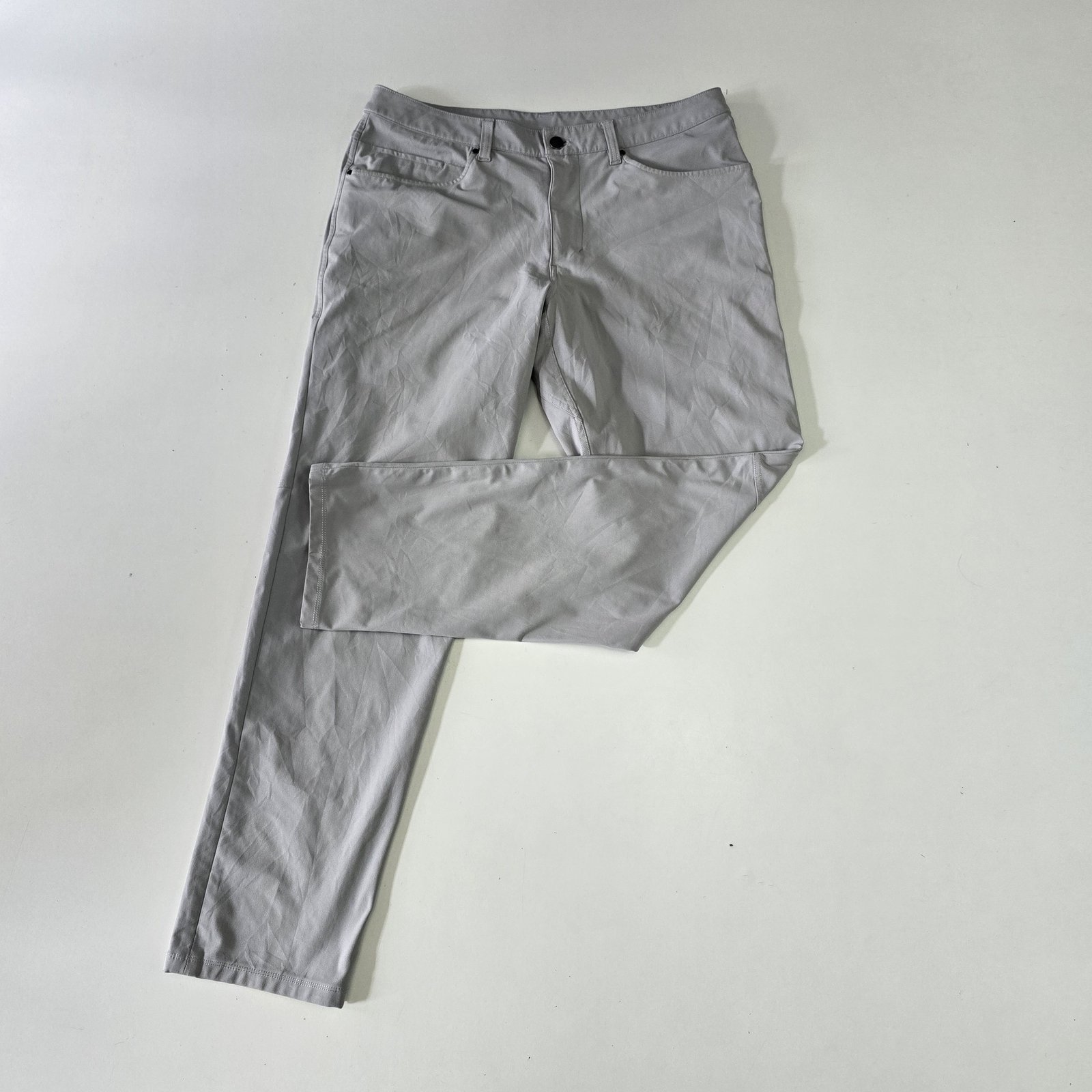 Pantalón Lululemon gris claro talla 34 para caballero