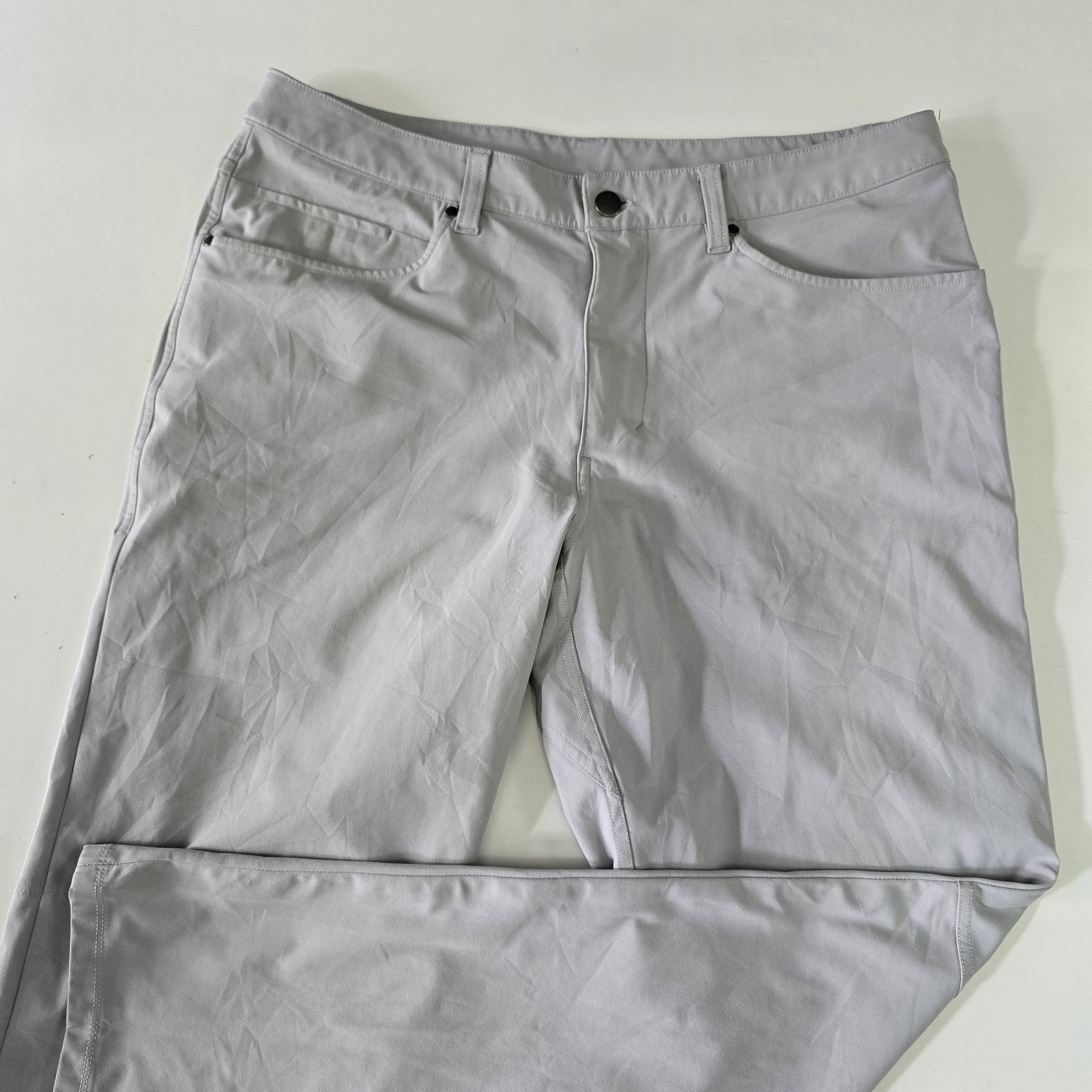 Pantalón Lululemon gris claro talla 34 para caballero