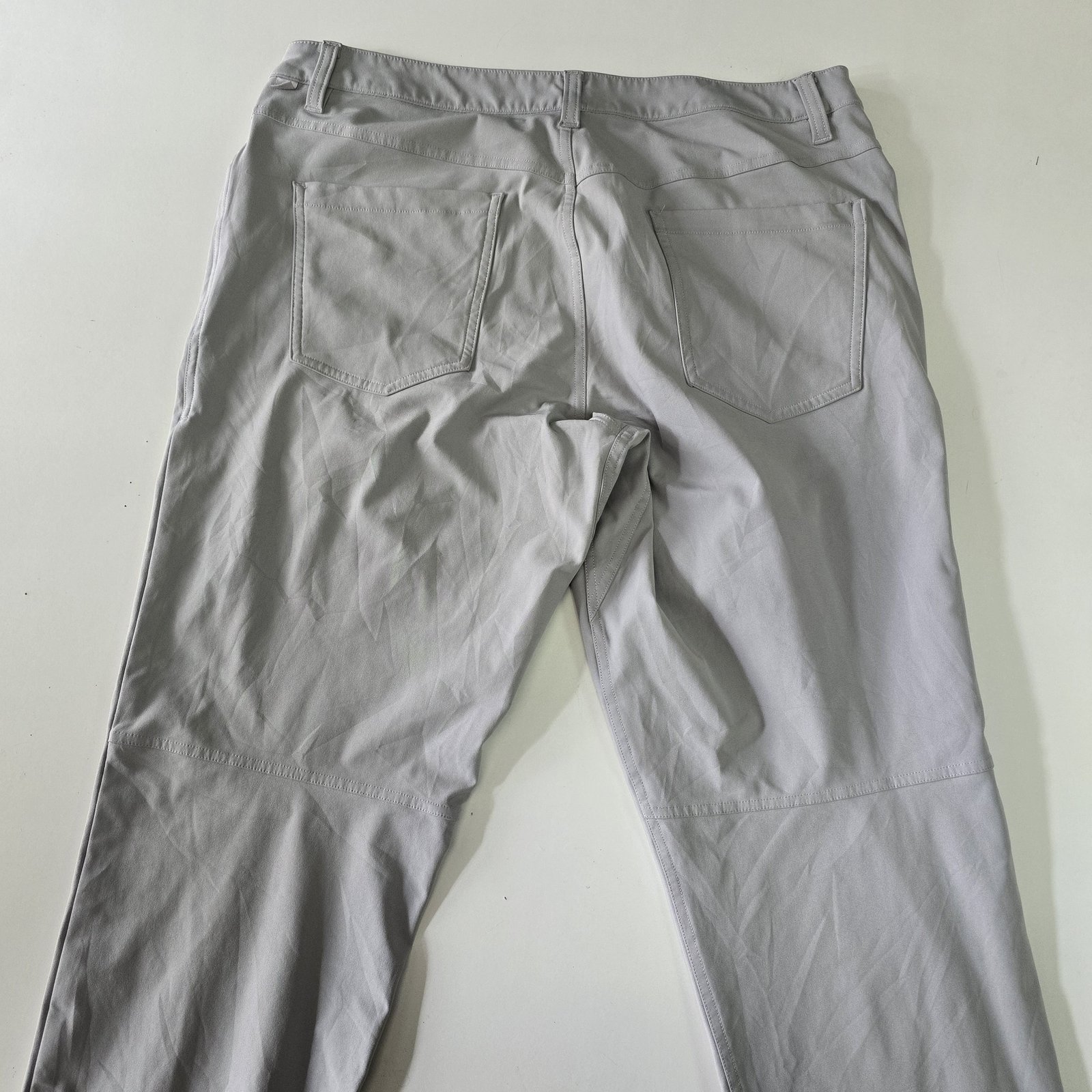 Pantalón Lululemon gris claro talla 34 para caballero