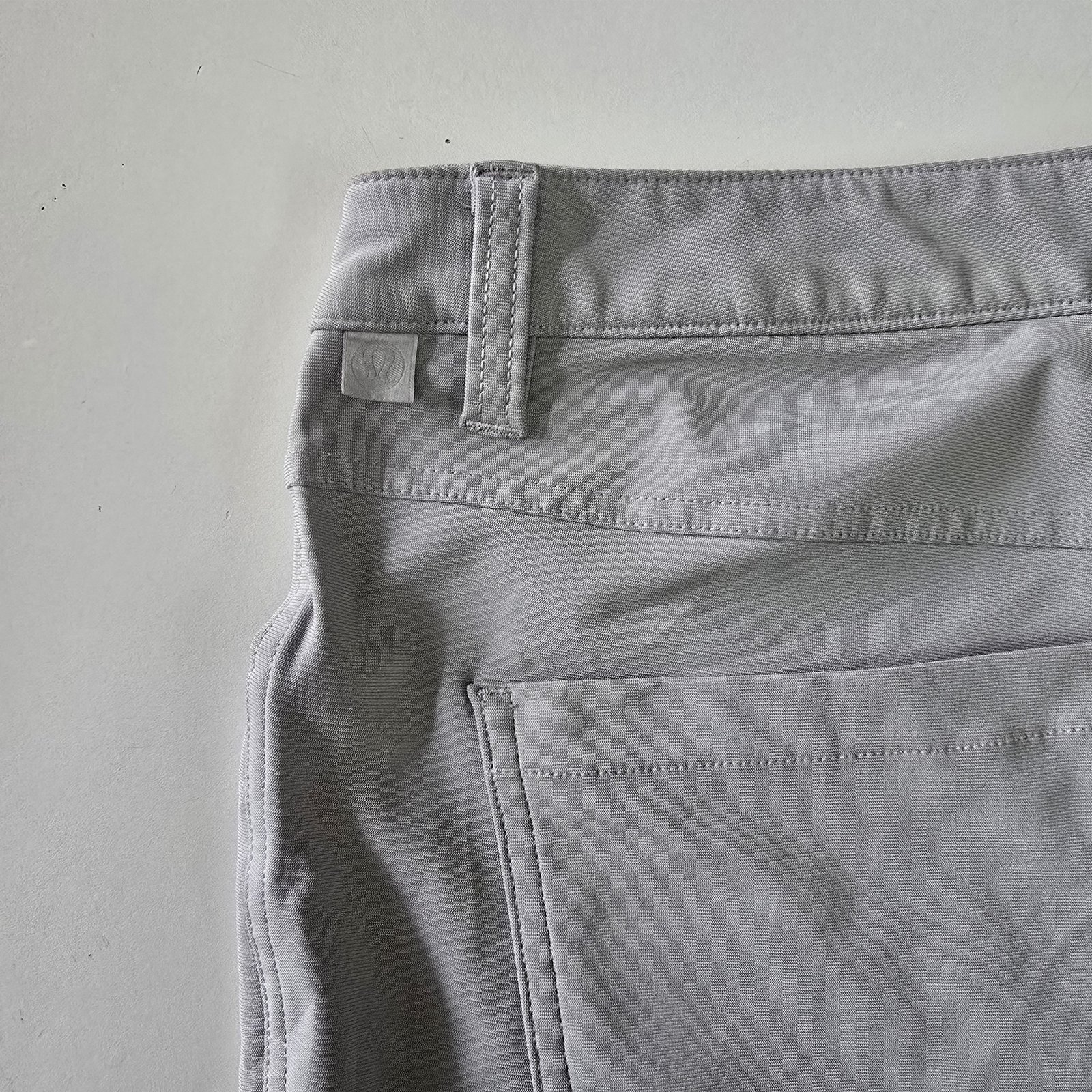 Pantalón Lululemon gris claro talla 34 para caballero