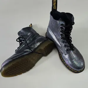 Botas Dr. Martens plateadas talla 6 US (37 EUR) para dama