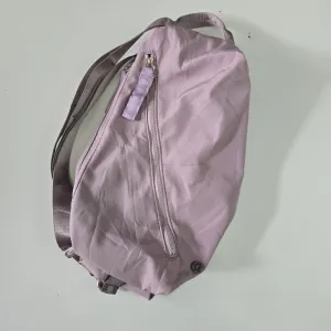 Mochila Lululemon lila de 21x38 cm